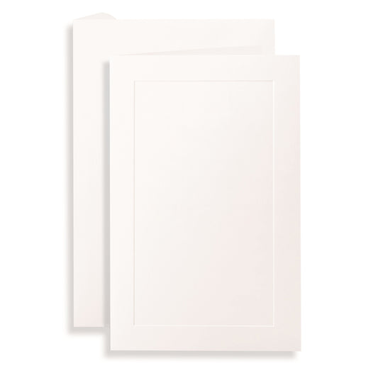 Invitations traditionnelles en relief St. James Overtures avec enveloppes – Pliables à 5 1/2" x 8 1/2" – Blanc – Paquet de 40